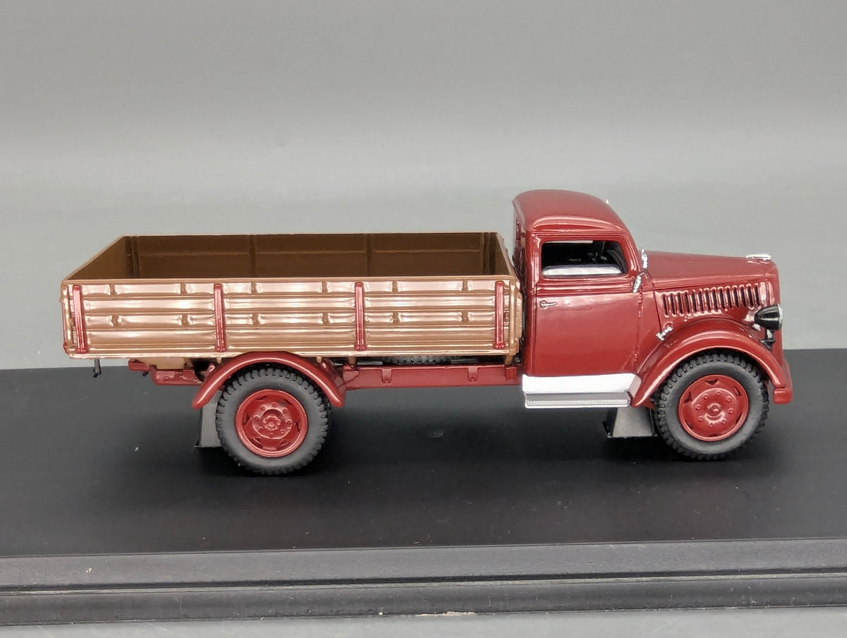 Modell LKW 1:43 Schuco Opel Blitz S 3t Rot mit Vitrine