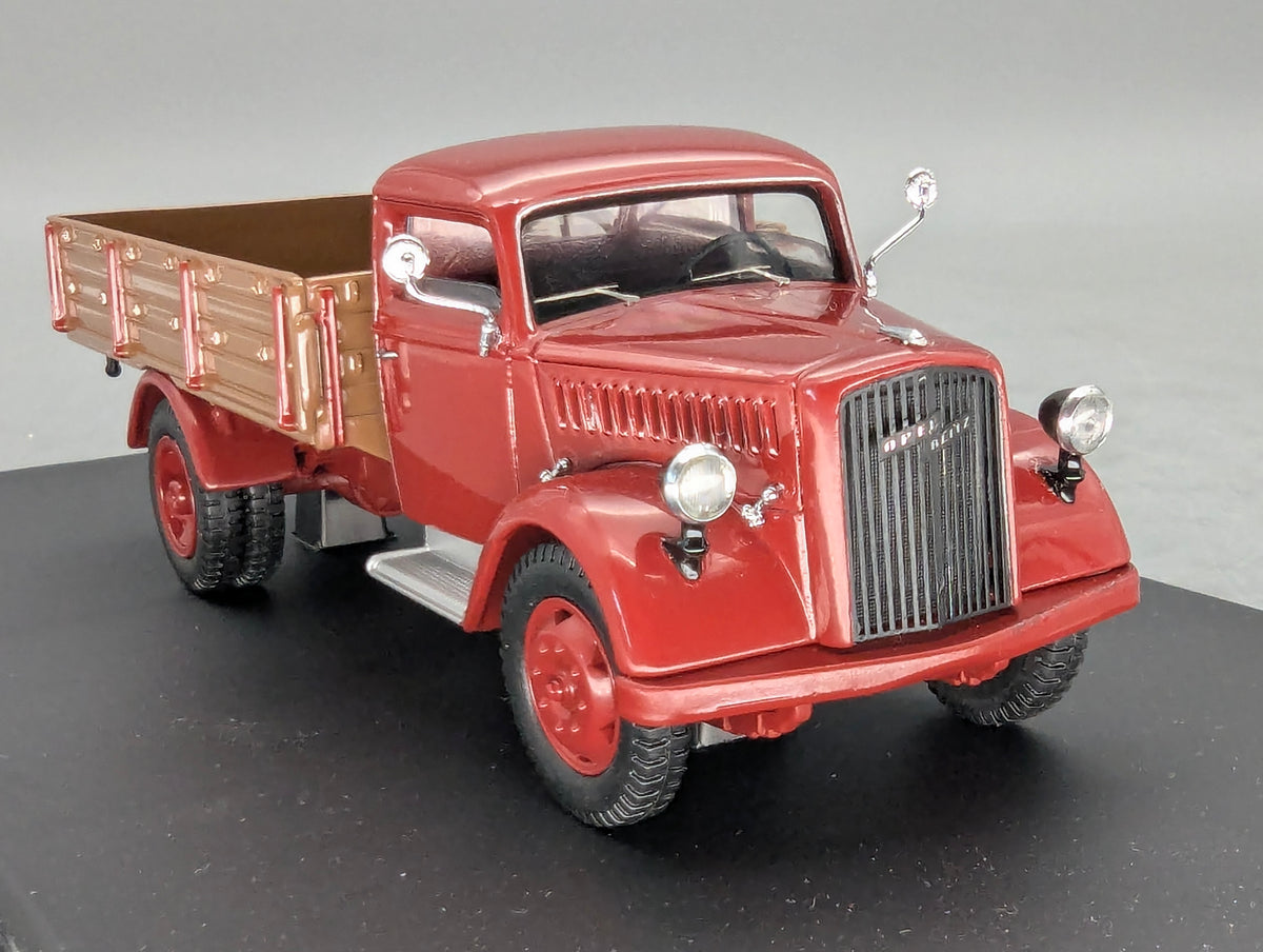 Modell LKW 1:43 Schuco Opel Blitz S 3t Rot mit Vitrine