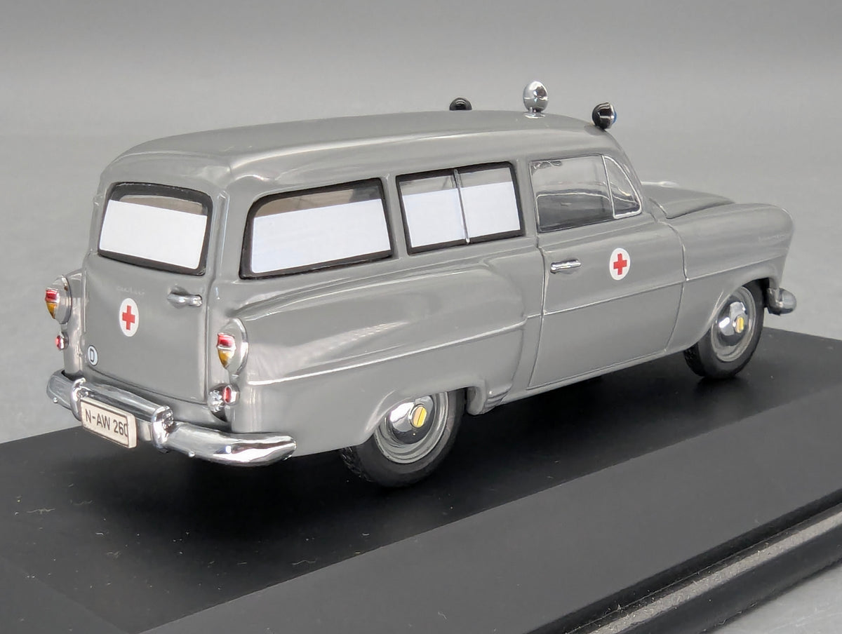 Modellautos 1:43 Schuco Opel Olympia Caravan Krankenwagen Grau mit Vitrine