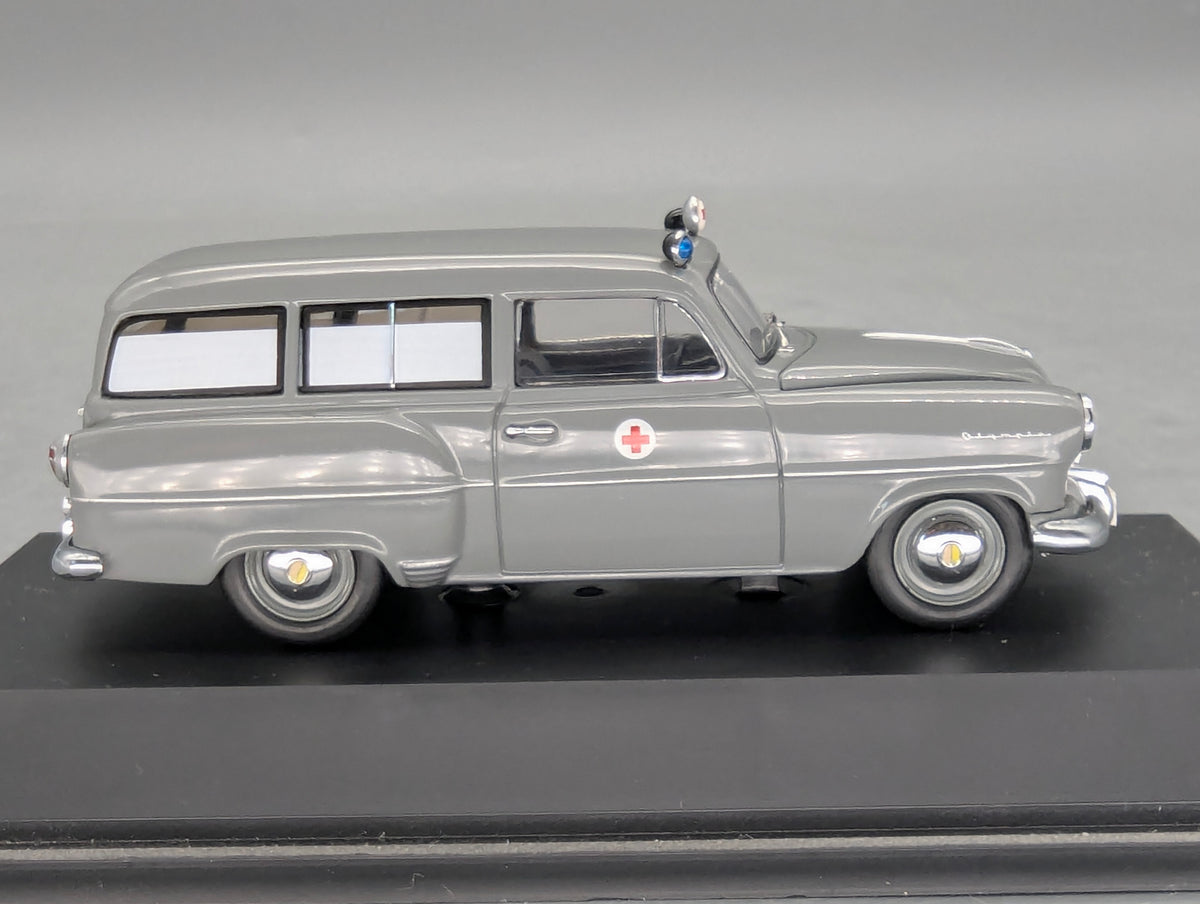 Modellautos 1:43 Schuco Opel Olympia Caravan Krankenwagen Grau mit Vitrine