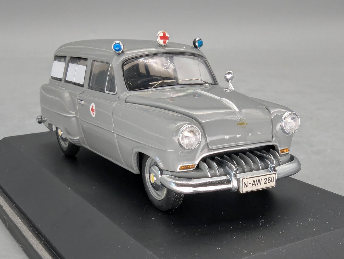 Modellautos 1:43 Schuco Opel Olympia Caravan Krankenwagen Grau mit Vitrine