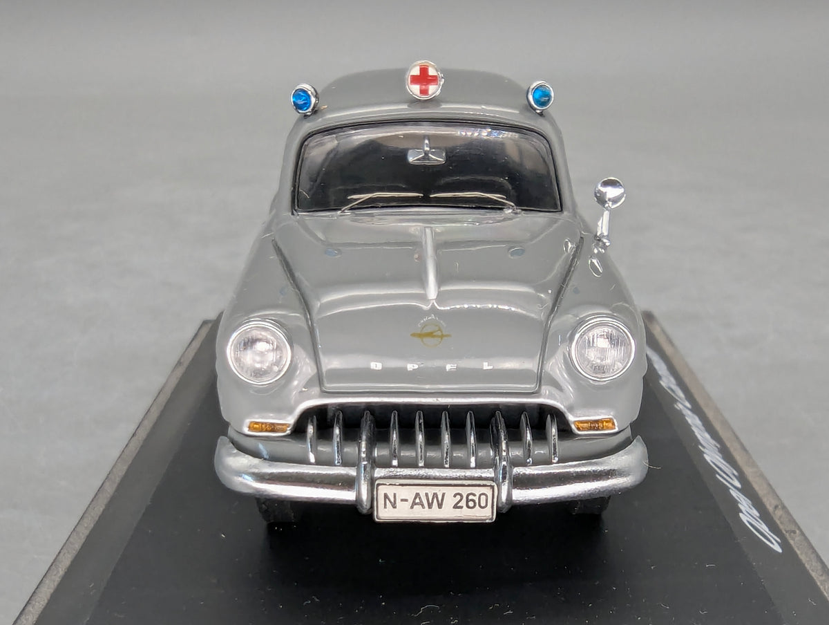 Modellautos 1:43 Schuco Opel Olympia Caravan Krankenwagen Grau mit Vitrine