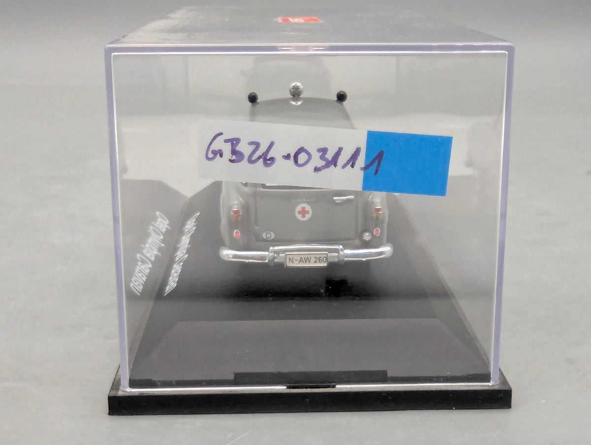 Modellautos 1:43 Schuco Opel Olympia Caravan Krankenwagen Grau mit Vitrine