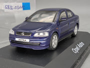 Modellautos 1:43 Schuco Opel Astra 4-Türer Blau mit Vitrine