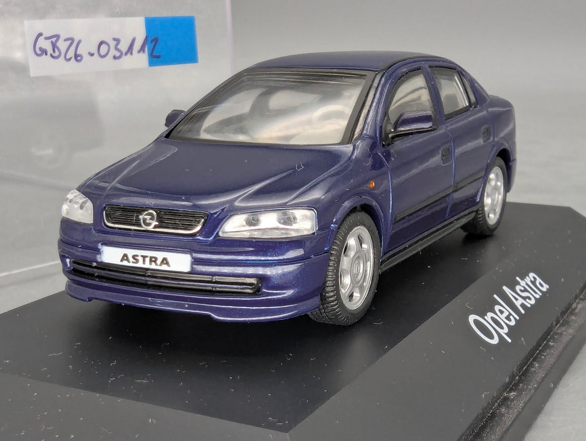 Modellautos 1:43 Schuco Opel Astra 4-Türer Blau mit Vitrine