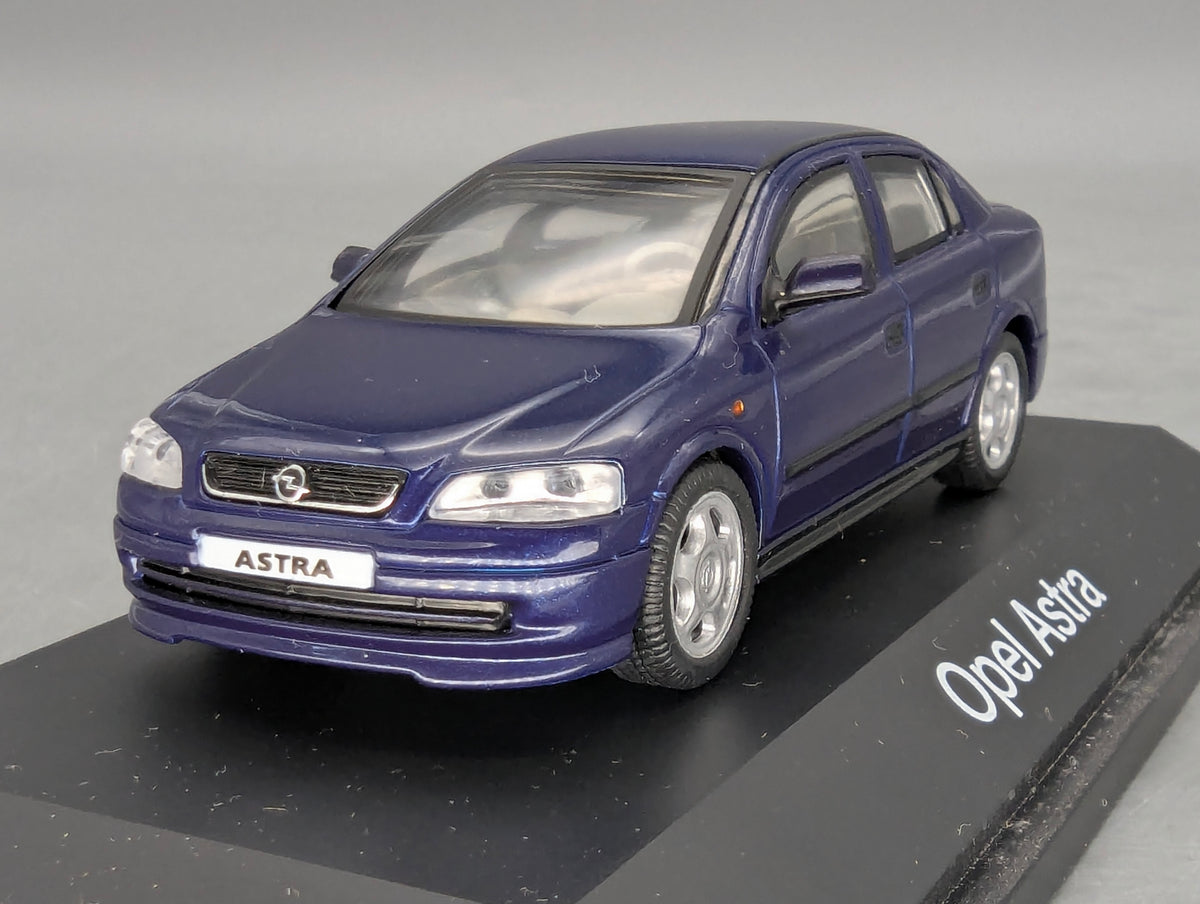 Modellautos 1:43 Schuco Opel Astra 4-Türer Blau mit Vitrine