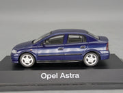 Modellautos 1:43 Schuco Opel Astra 4-Türer Blau mit Vitrine