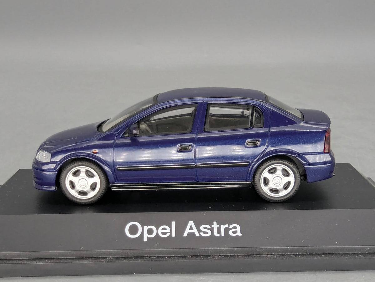Modellautos 1:43 Schuco Opel Astra 4-Türer Blau mit Vitrine