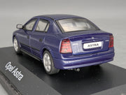 Modellautos 1:43 Schuco Opel Astra 4-Türer Blau mit Vitrine