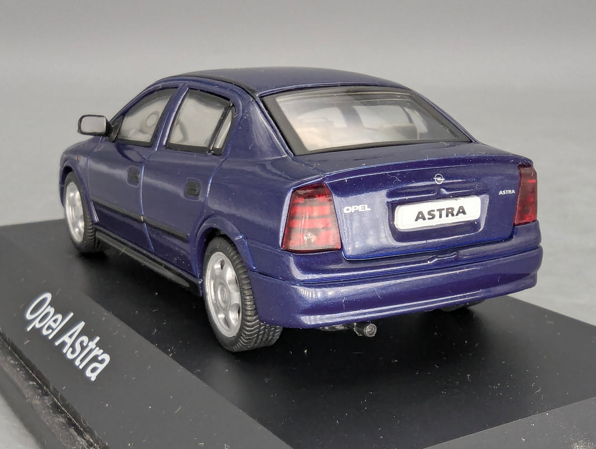Modellautos 1:43 Schuco Opel Astra 4-Türer Blau mit Vitrine