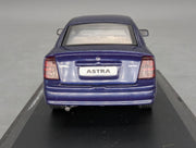 Modellautos 1:43 Schuco Opel Astra 4-Türer Blau mit Vitrine