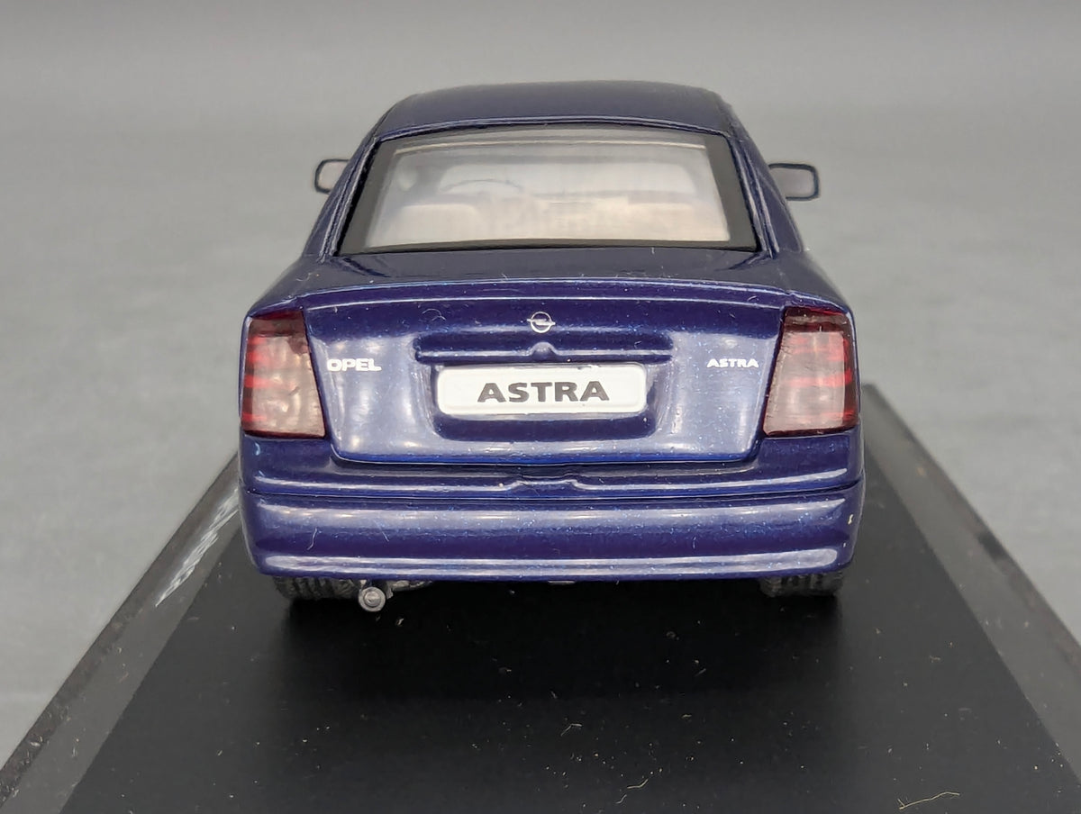 Modellautos 1:43 Schuco Opel Astra 4-Türer Blau mit Vitrine