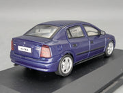 Modellautos 1:43 Schuco Opel Astra 4-Türer Blau mit Vitrine
