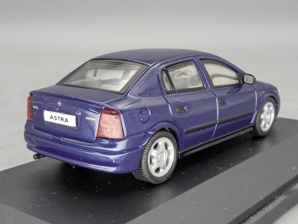 Modellautos 1:43 Schuco Opel Astra 4-Türer Blau mit Vitrine