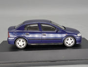 Modellautos 1:43 Schuco Opel Astra 4-Türer Blau mit Vitrine