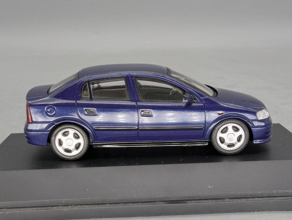 Modellautos 1:43 Schuco Opel Astra 4-Türer Blau mit Vitrine