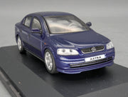 Modellautos 1:43 Schuco Opel Astra 4-Türer Blau mit Vitrine