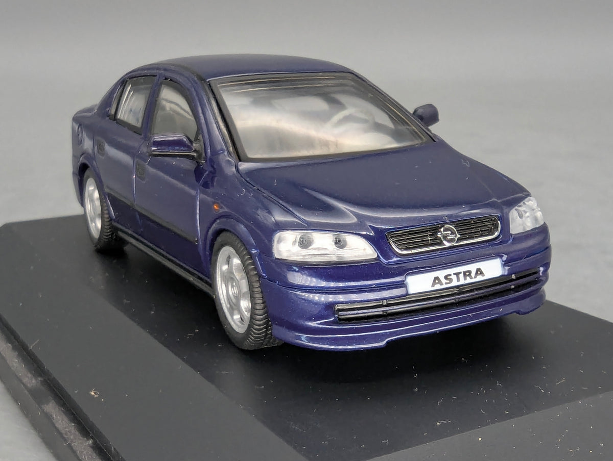Modellautos 1:43 Schuco Opel Astra 4-Türer Blau mit Vitrine