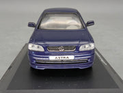 Modellautos 1:43 Schuco Opel Astra 4-Türer Blau mit Vitrine