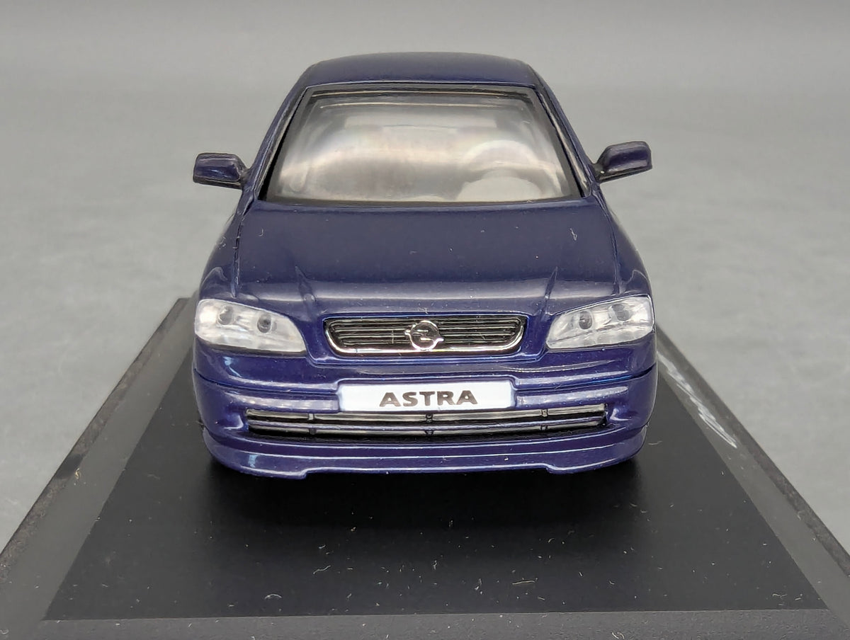 Modellautos 1:43 Schuco Opel Astra 4-Türer Blau mit Vitrine