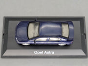 Modellautos 1:43 Schuco Opel Astra 4-Türer Blau mit Vitrine