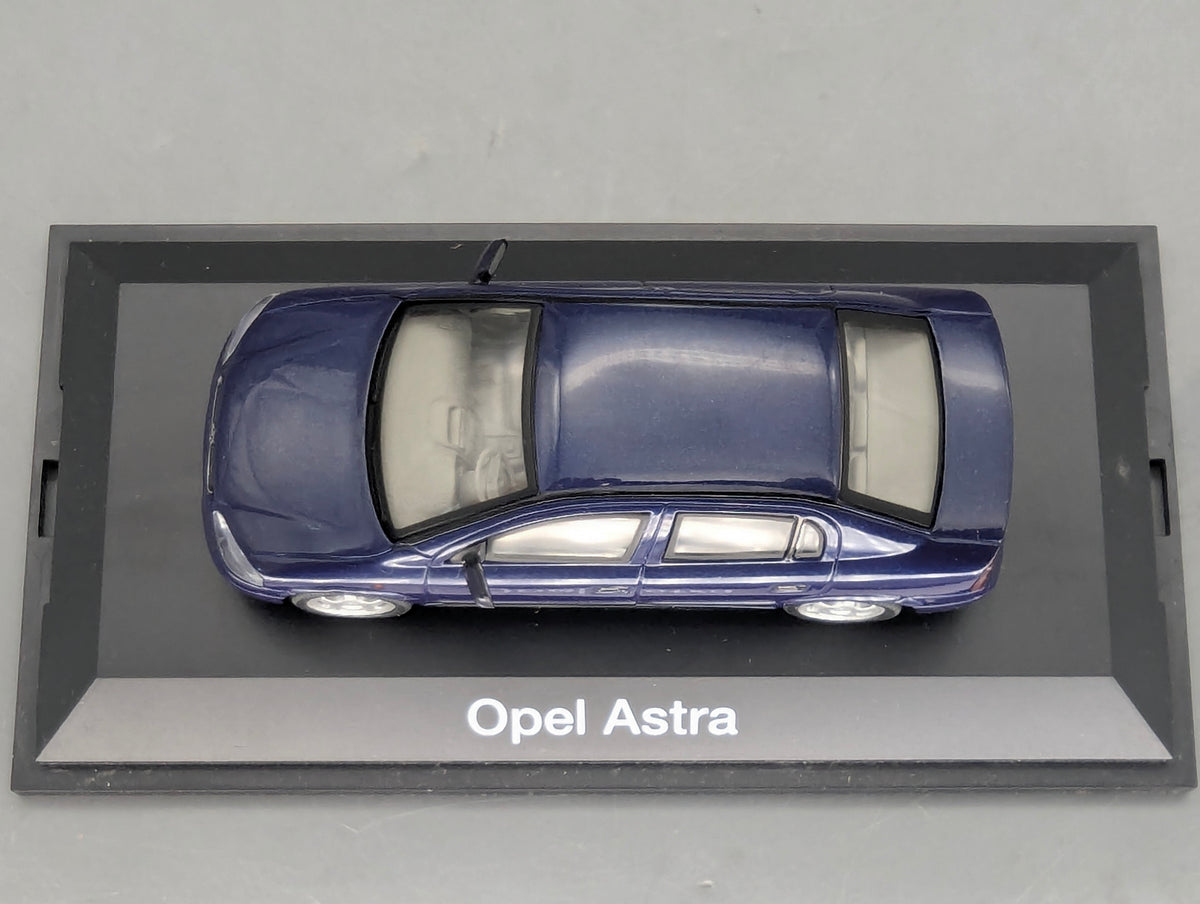 Modellautos 1:43 Schuco Opel Astra 4-Türer Blau mit Vitrine