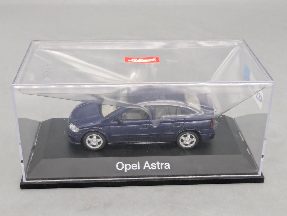 Modellautos 1:43 Schuco Opel Astra 4-Türer Blau mit Vitrine