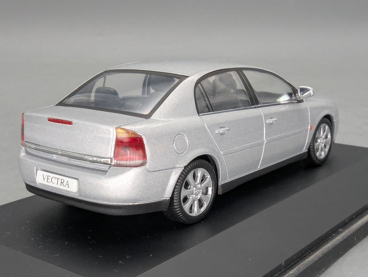 Modellautos 1:43 Schuco Opel Vectra 4-Türer Silber Metallic mit Dealer OVP