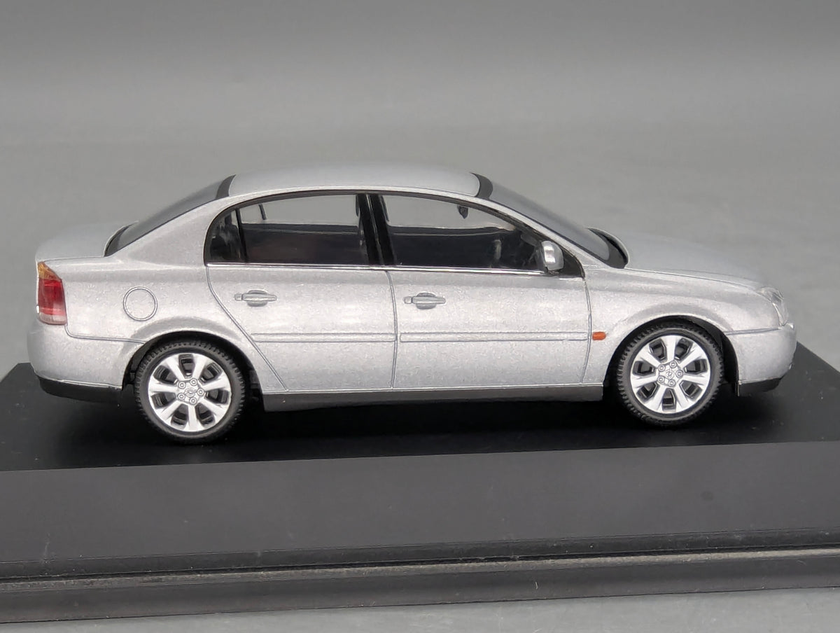 Modellautos 1:43 Schuco Opel Vectra 4-Türer Silber Metallic mit Dealer OVP