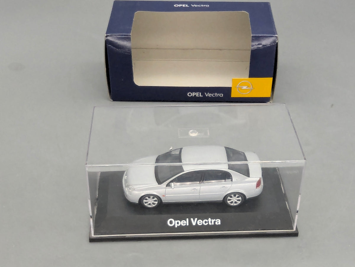 Modellautos 1:43 Schuco Opel Vectra 4-Türer Silber Metallic mit Dealer OVP