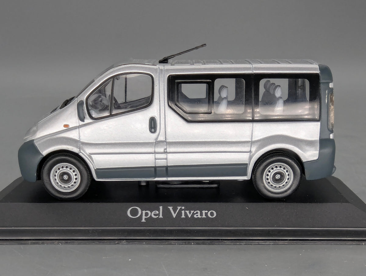 Modellautos 1:43 Minichamps Opel Vivaro Silber mit Dealer OVP