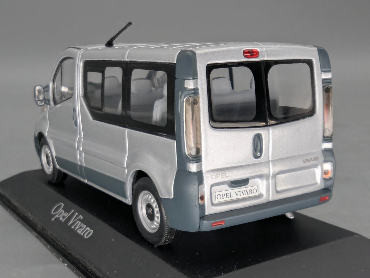 Modellautos 1:43 Minichamps Opel Vivaro Silber mit Dealer OVP