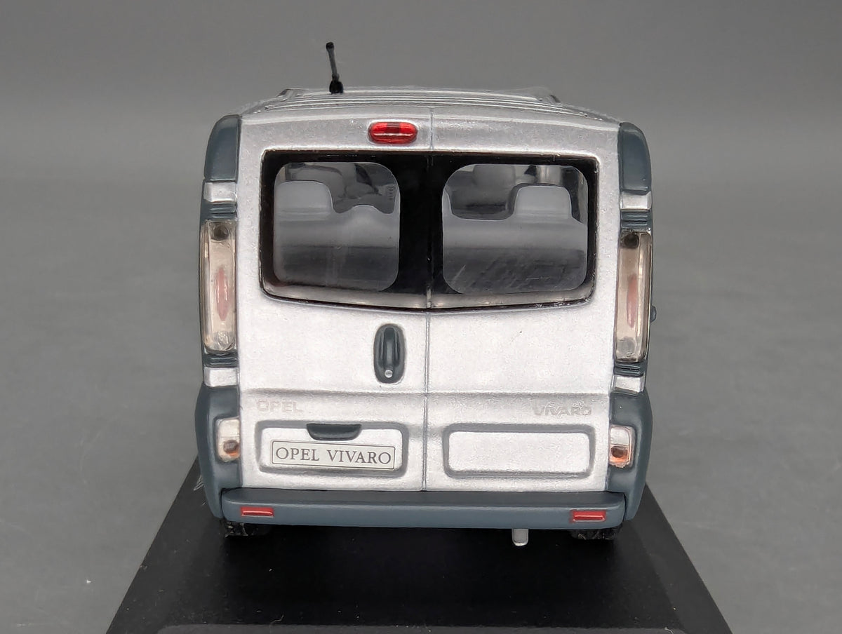 Modellautos 1:43 Minichamps Opel Vivaro Silber mit Dealer OVP