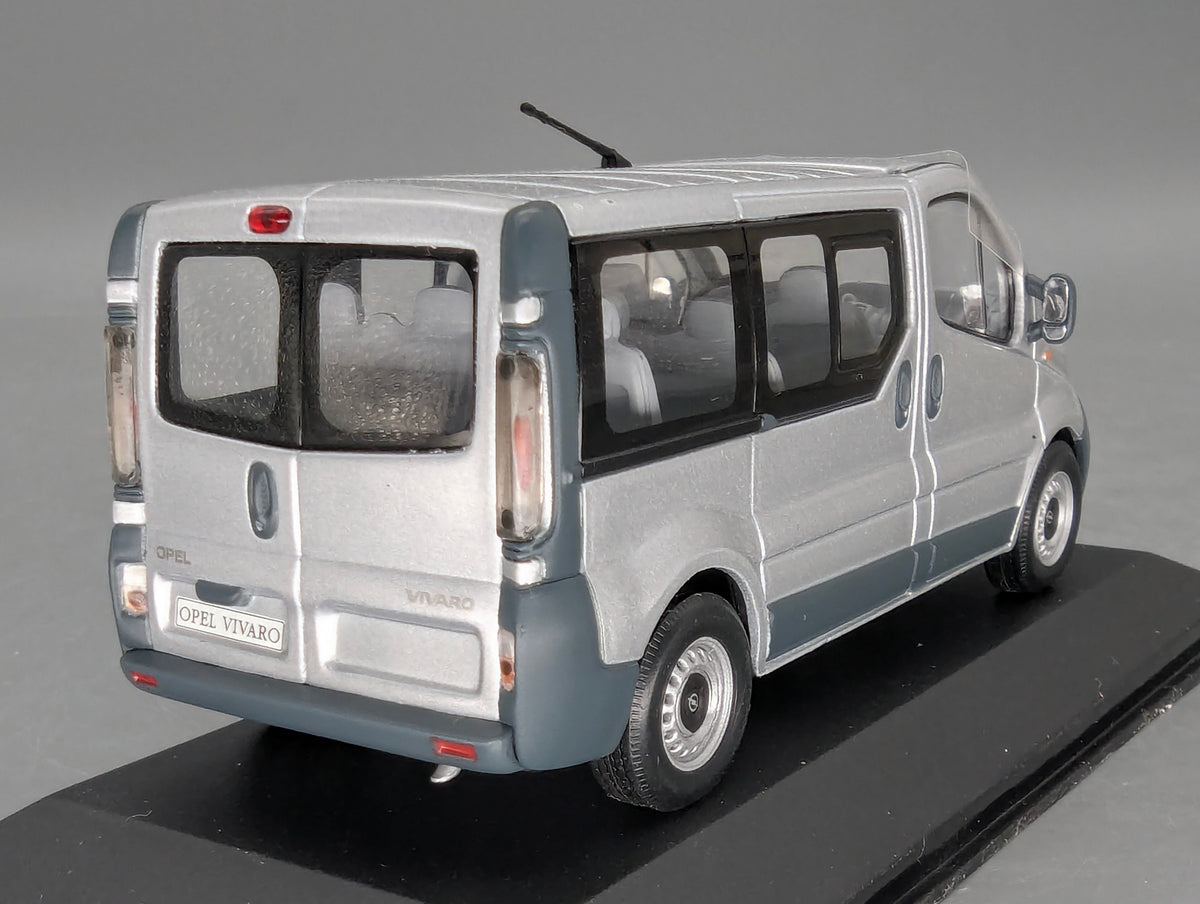 Modellautos 1:43 Minichamps Opel Vivaro Silber mit Dealer OVP
