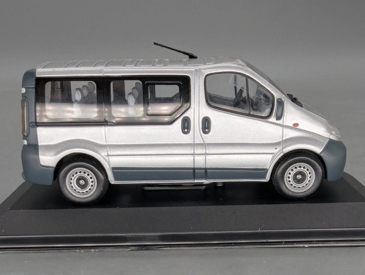 Modellautos 1:43 Minichamps Opel Vivaro Silber mit Dealer OVP