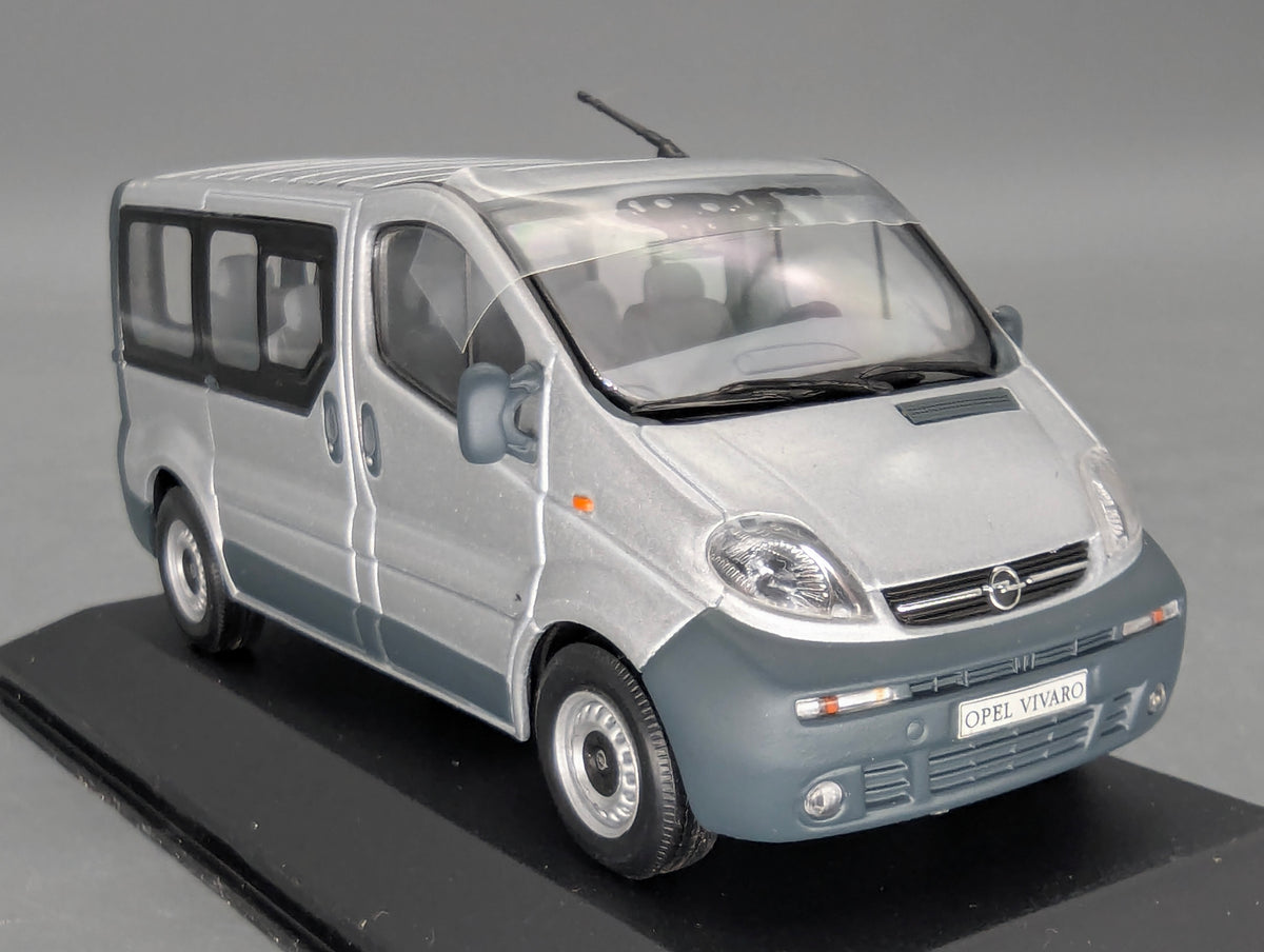 Modellautos 1:43 Minichamps Opel Vivaro Silber mit Dealer OVP