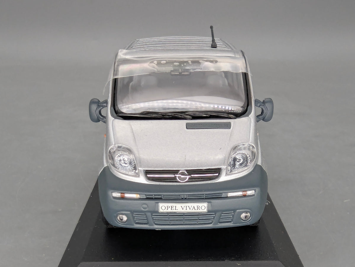Modellautos 1:43 Minichamps Opel Vivaro Silber mit Dealer OVP