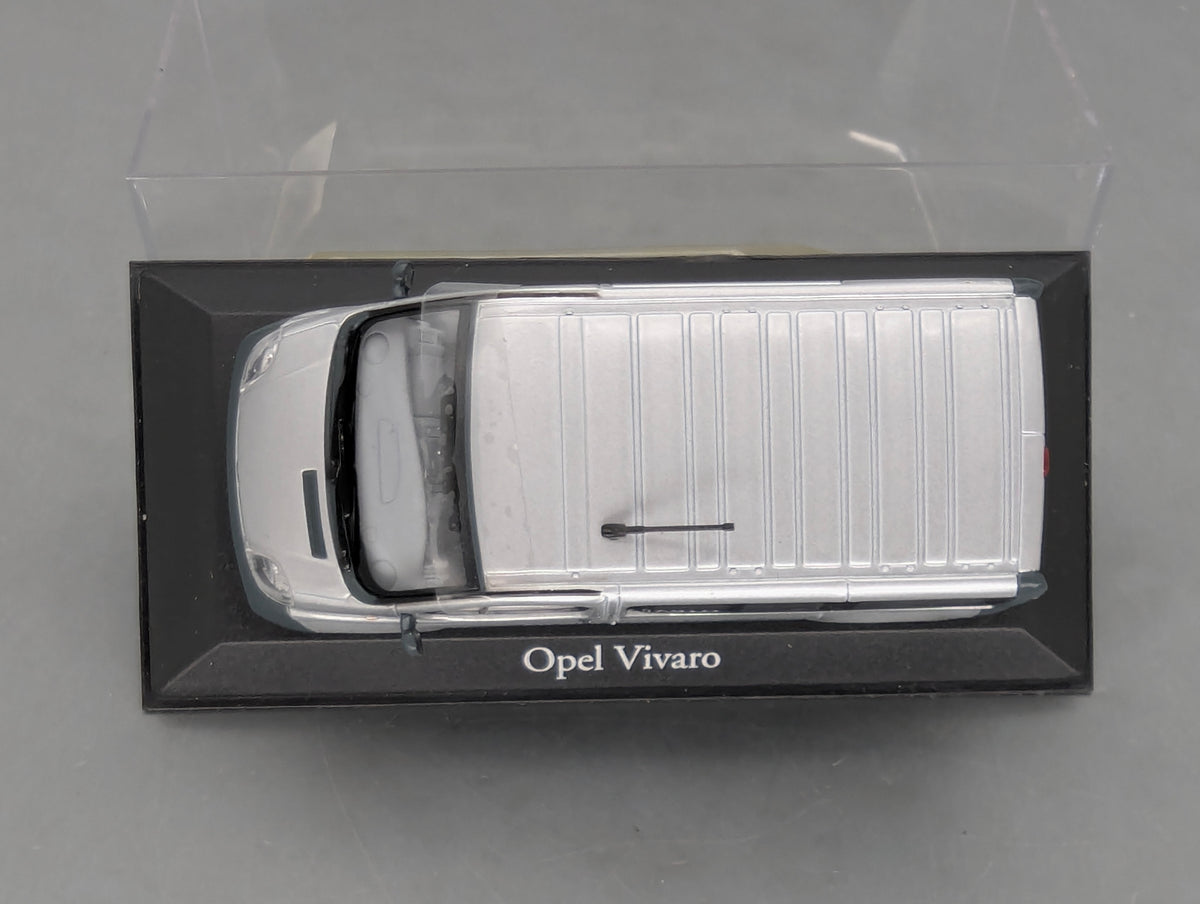 Modellautos 1:43 Minichamps Opel Vivaro Silber mit Dealer OVP