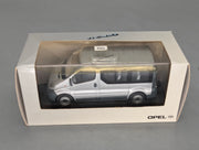 Modellautos 1:43 Minichamps Opel Vivaro Silber mit Dealer OVP