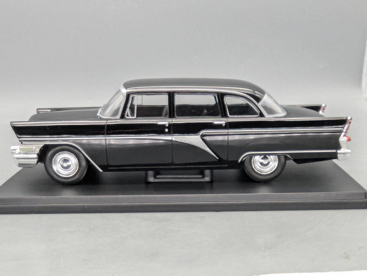 Modellautos 1:24 Whitebox WB 124080 GAZ 13 Chaika Schwarz mit OVP