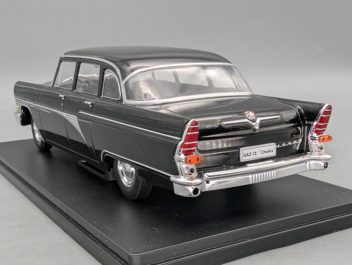 Modellautos 1:24 Whitebox WB 124080 GAZ 13 Chaika Schwarz mit OVP
