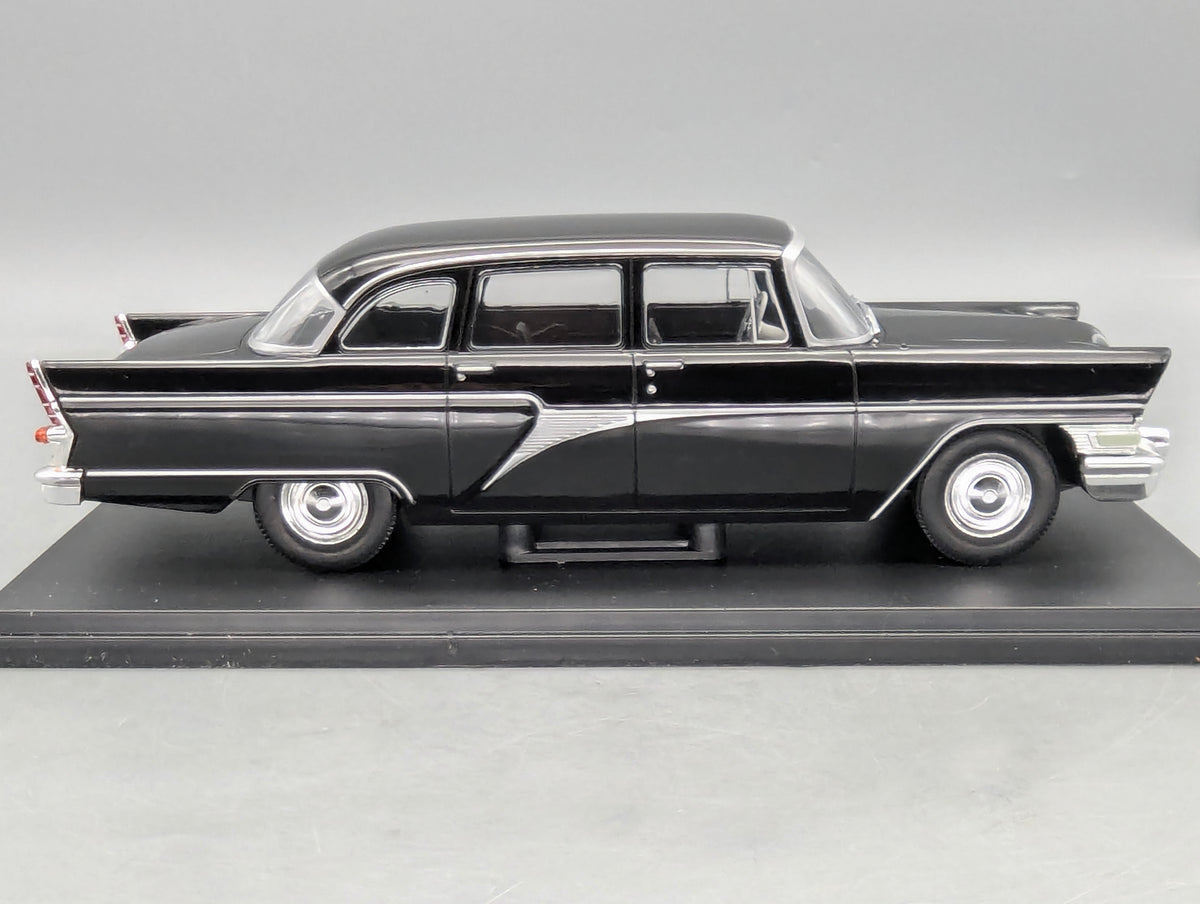 Modellautos 1:24 Whitebox WB 124080 GAZ 13 Chaika Schwarz mit OVP