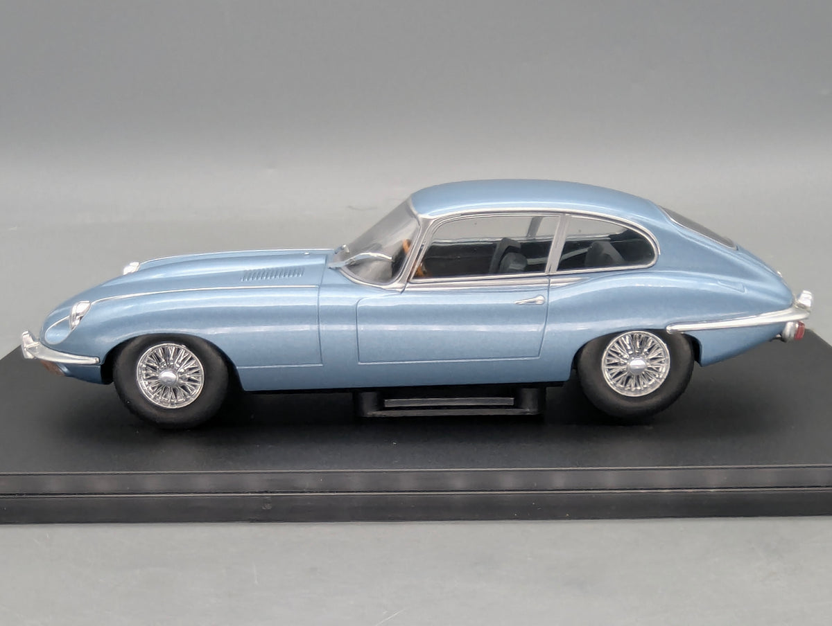 Modellautos 1:24 Whitebox WB 124039 Jaguar E-Type Metallic Blau OVP