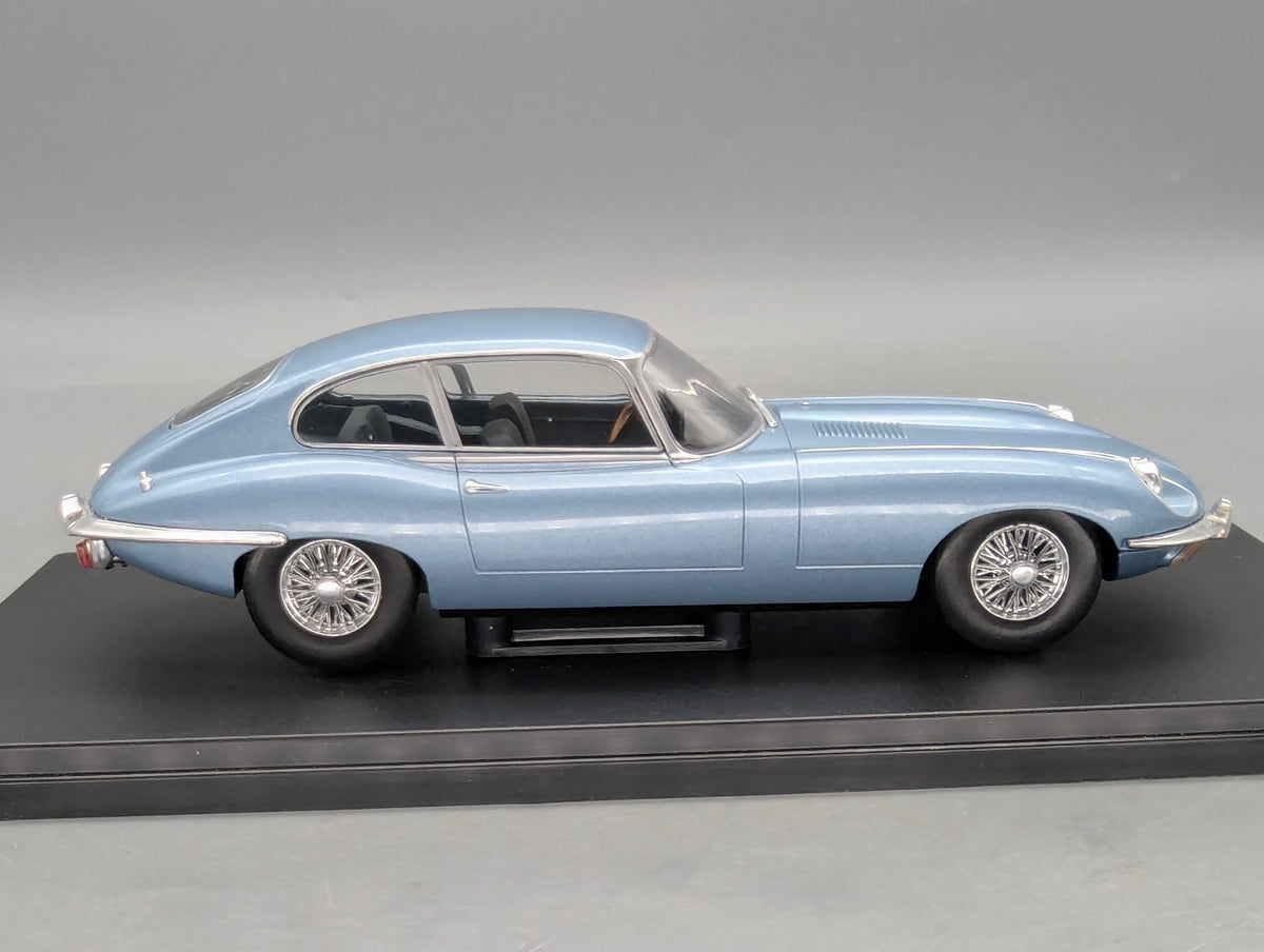 Modellautos 1:24 Whitebox WB 124039 Jaguar E-Type Metallic Blau OVP