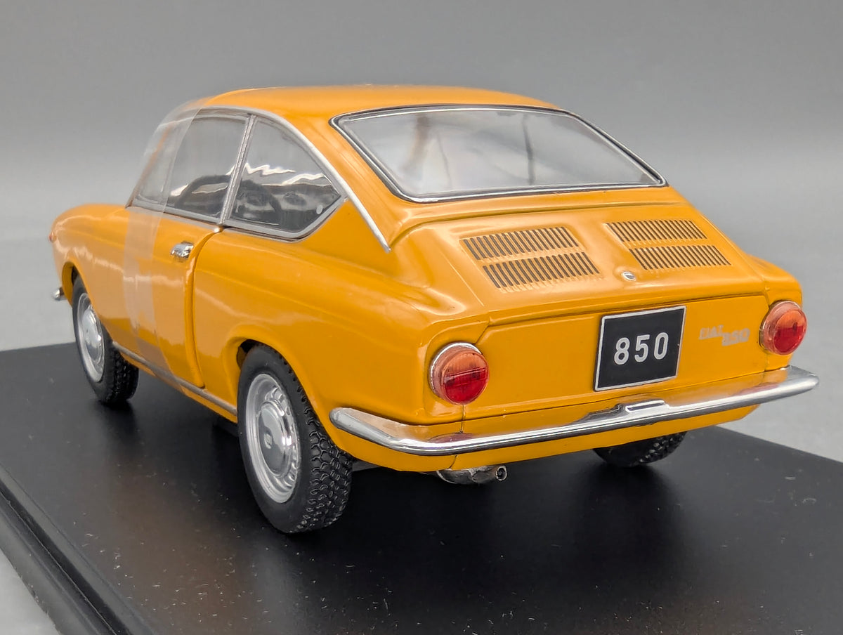 Modellautos 1:24 Whitebox WB 124168 Fiat 850 Coupe mit OVP