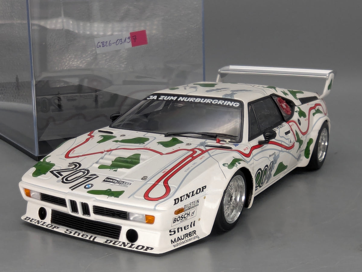 Modellautos 1:18 Minichamps BMW M1 1000km Nürbrg #201 Stuck & Piquet mit Vitrine