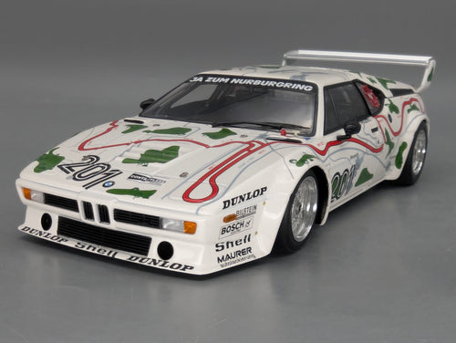 Modellautos 1:18 Minichamps BMW M1 1000km Nürbrg #201 Stuck & Piquet mit Vitrine