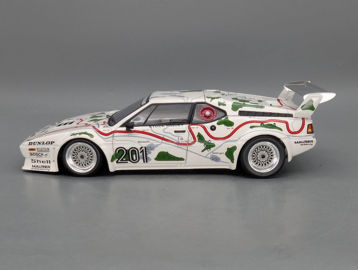 Modellautos 1:18 Minichamps BMW M1 1000km Nürbrg #201 Stuck & Piquet mit Vitrine