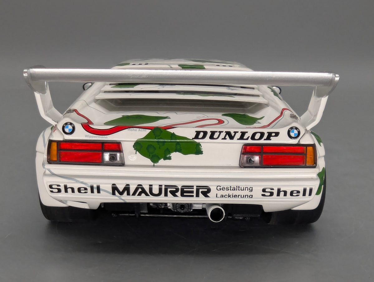 Modellautos 1:18 Minichamps BMW M1 1000km Nürbrg #201 Stuck & Piquet mit Vitrine