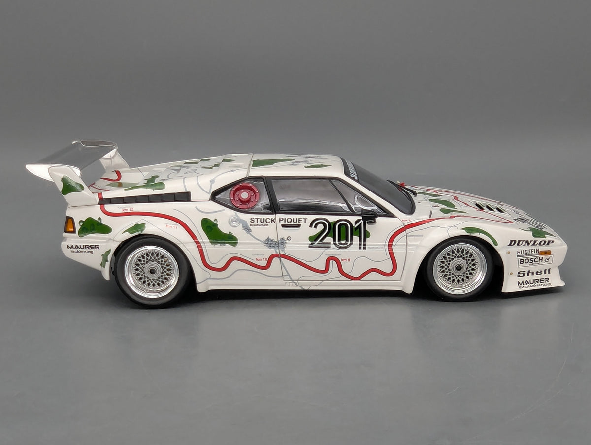 Modellautos 1:18 Minichamps BMW M1 1000km Nürbrg #201 Stuck & Piquet mit Vitrine